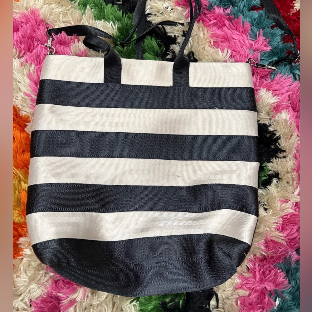 Harvey's Streamline Tote Bag Black and White Stripe Zipped Bag Seatbelt - Picture 5 of 8